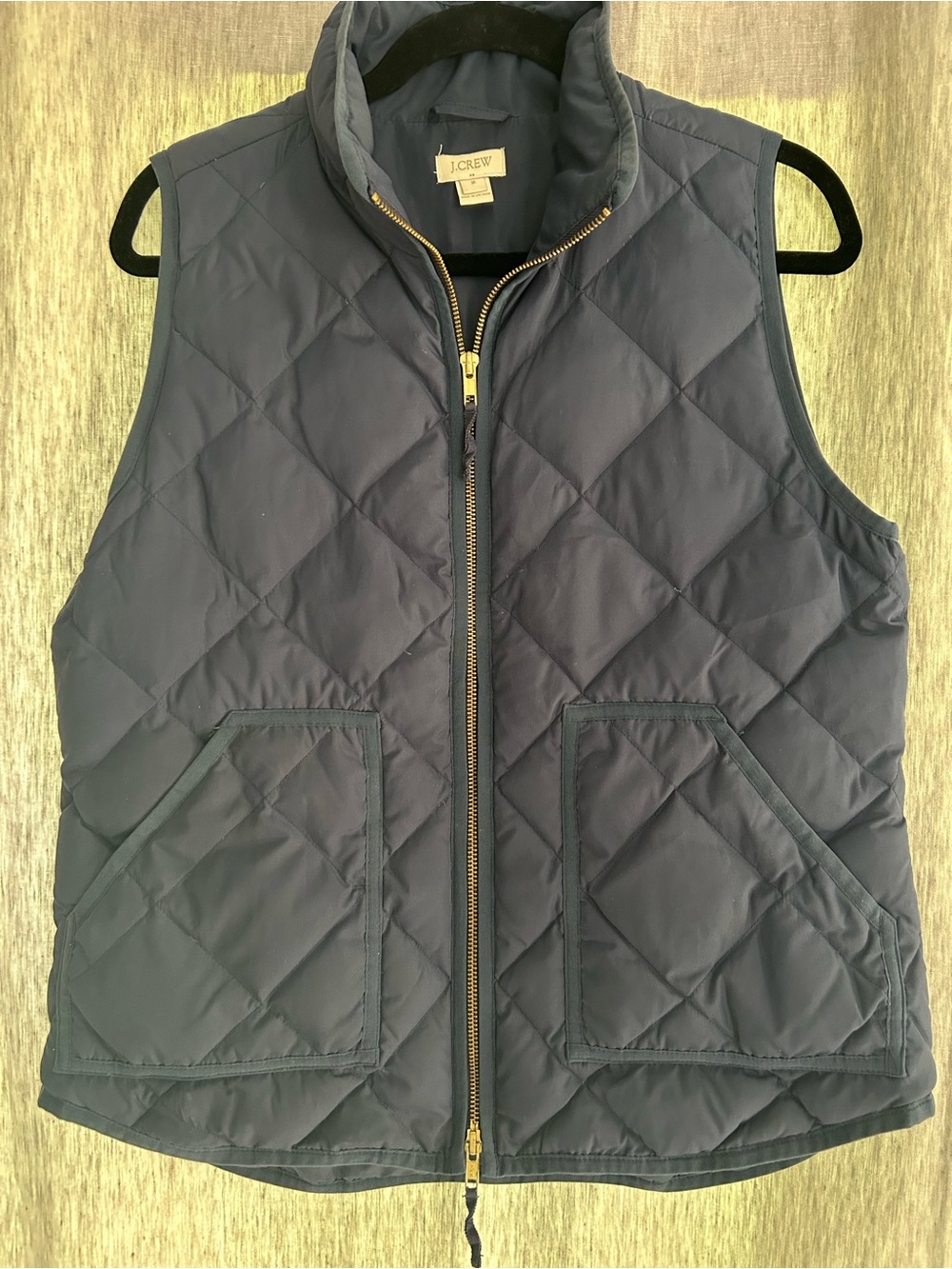 J CREW WOMANS EXCURSION NAVY QUILTED PUFFER VEST
MEDIUM